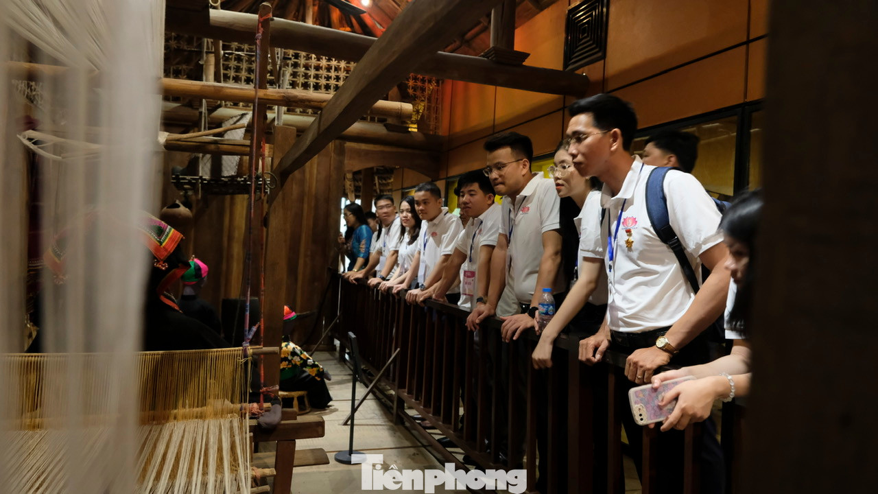 Đại biểu hào hứng tham quan, trải nghiệm tại Bảo tàng Dân tộc học Việt Nam. Đại biểu hào hứng tham quan, trải nghiệm tại Bảo tàng Dân tộc học Việt Nam.