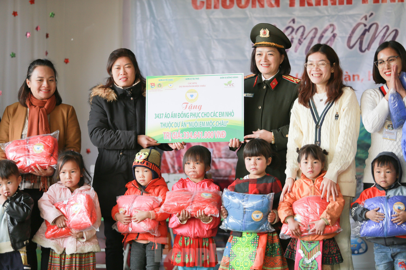 Thượng tá Nguyễn Thị Minh Phượng đại diện trao quà, phát áo ấm cho các em nhỏ tại chương trình "Đông ấm cho em 3". Ảnh: Châu Linh Thượng tá Nguyễn Thị Minh Phượng đại diện trao quà, phát áo ấm cho các em nhỏ tại chương trình "Đông ấm cho em 3". Ảnh: Châu Linh