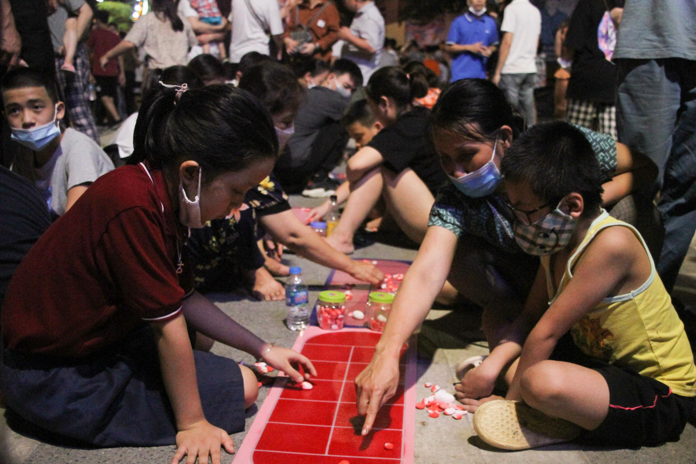 Các trò chơi dân gian như ô ăn quan, xếp hình, nhảy dây... cũng thu hút các em thiếu nhi tham gia.