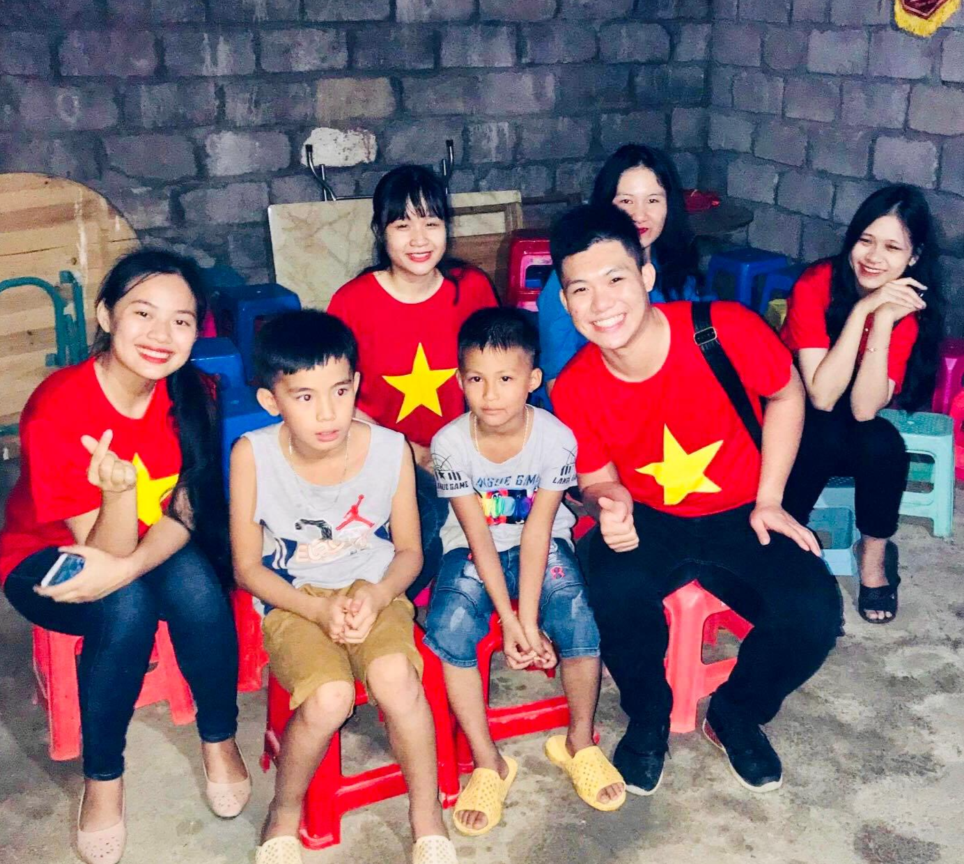 Trung Đức đi hoạt động tình nguyện.