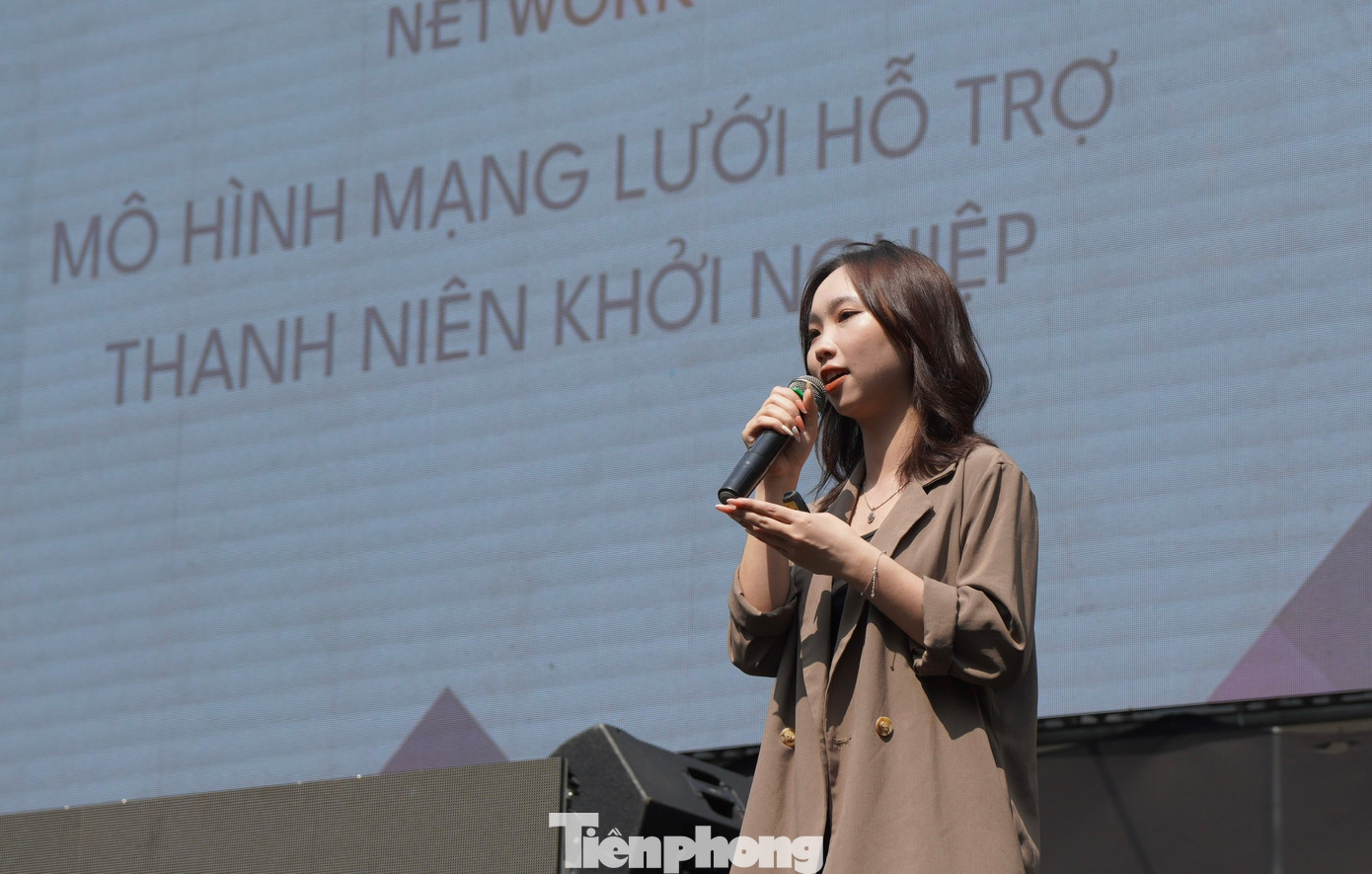 Em Bùi Thu Phương, Phó Chủ tịch Mạng lưới CLB Khởi nghiệp, đổi mới sáng tạo và chuyển đổi số trình bày về mô hình trải nghiệm không gian đổi mới sáng tạo FTU Hub Camp. Ảnh: Châu Linh