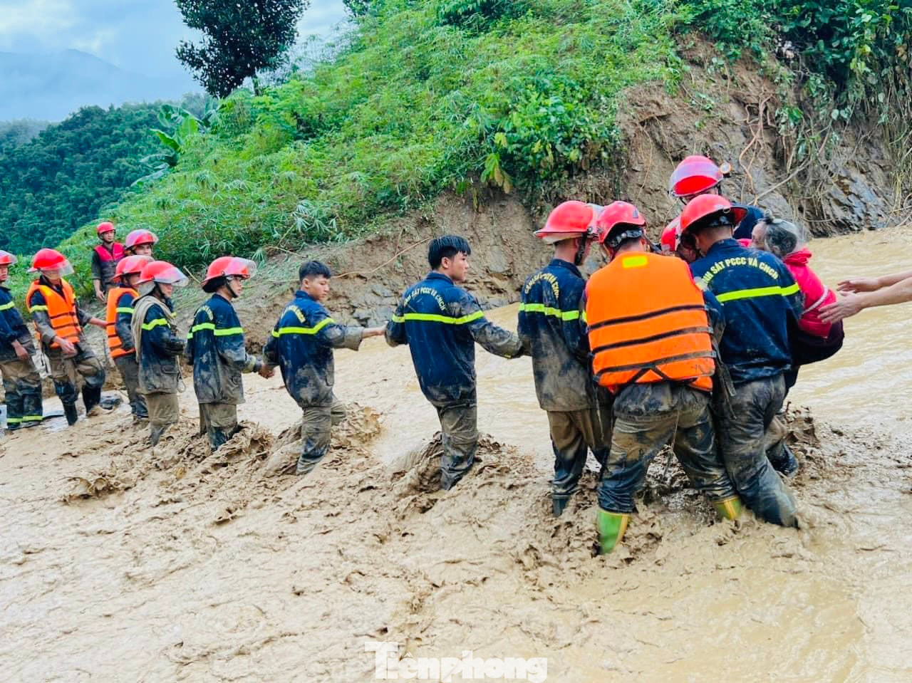Lực lượng Công an thực hiện công tác cứu nạn, cứu hộ. Ảnh: Ban Thanh niên Công an tỉnh Điện Biên