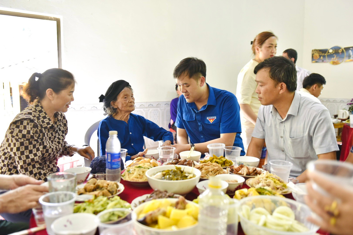 "Bữa cơm sum vầy, ấm áp yêu thương” tại nhà Mẹ Việt Nam anh hùng Triệu Thị Ráy (xóm Kéo Quý, xã Đức Thông). Ảnh: Tỉnh Đoàn Cao Bằng "Bữa cơm sum vầy, ấm áp yêu thương” tại nhà Mẹ Việt Nam anh hùng Triệu Thị Ráy (xóm Kéo Quý, xã Đức Thông). Ảnh: Tỉnh Đoàn Cao Bằng
