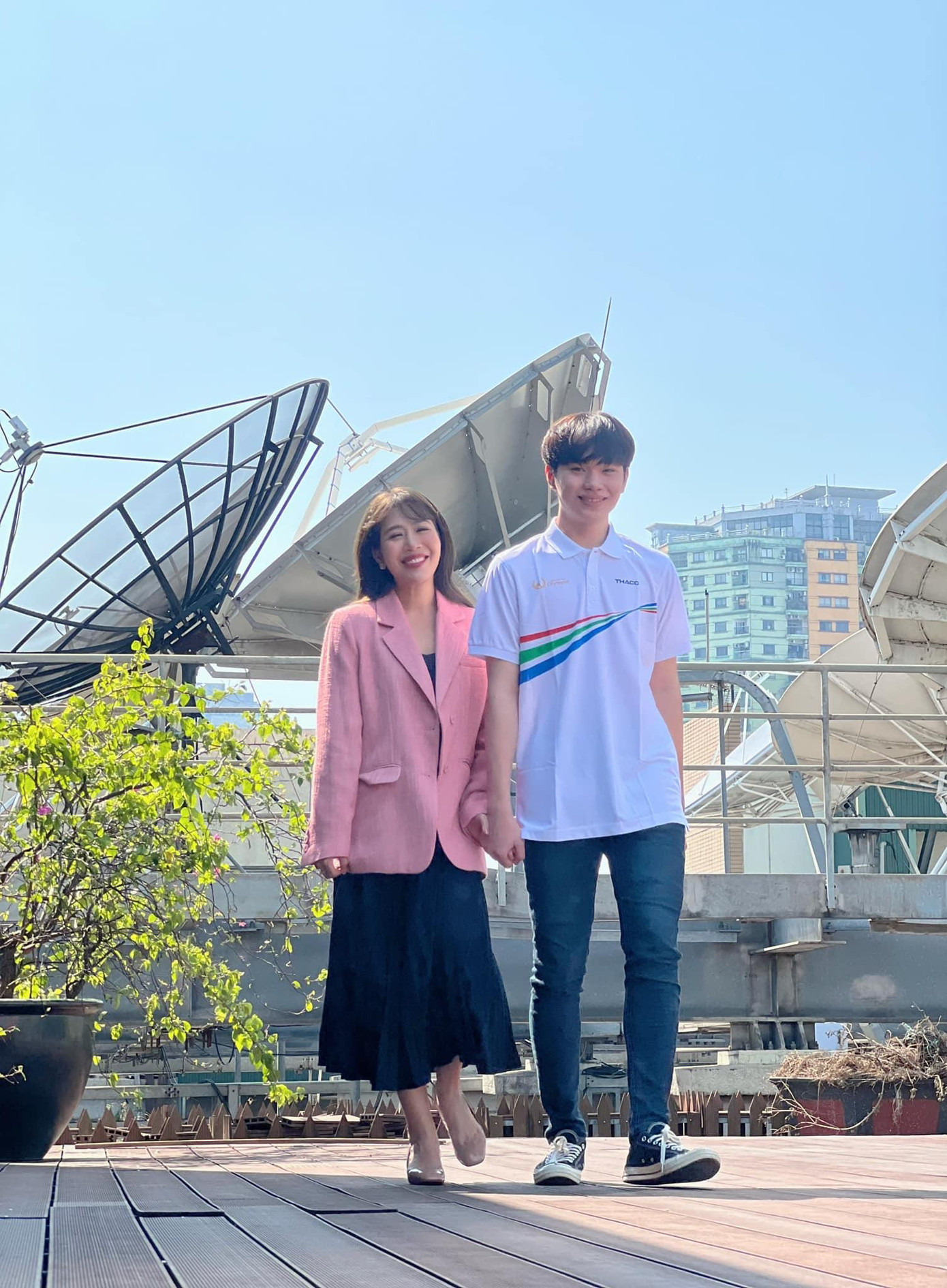 MC Diệp Chi bày tỏ: "Chẳng mấy khi được sánh bước bên trai đẹp như idol Hàn Quốc". Bức ảnh nhận được nhiều lượt thích từ cộng đồng mạng. MC Diệp Chi bày tỏ: "Chẳng mấy khi được sánh bước bên trai đẹp như idol Hàn Quốc". Bức ảnh nhận được nhiều lượt thích từ cộng đồng mạng.