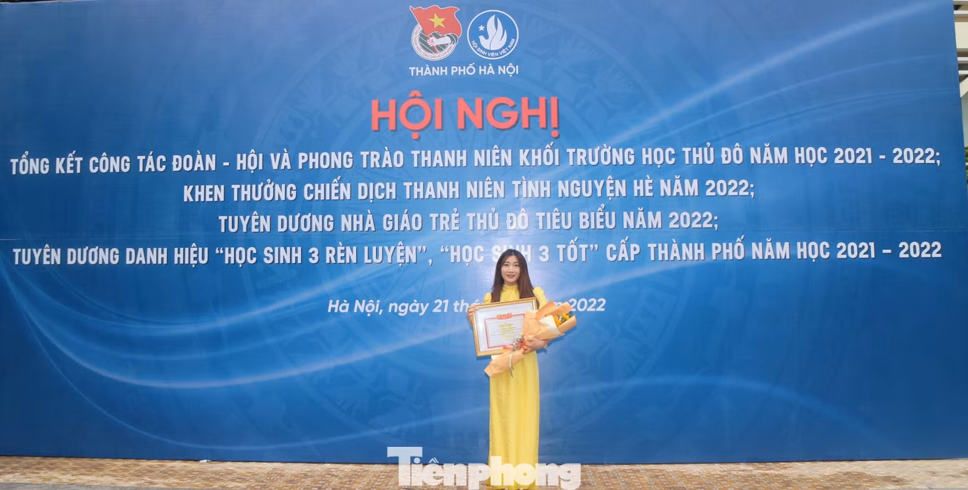 Bạn Nguyễn Thu Hằng (Uỷ viên BCH Đoàn trường Đại học Công nghệ, ĐH Quốc gia Hà Nội) là một trong những nữ giảng viên trẻ nhất được nhận danh hiệu "Nhà giáo trẻ Thủ đô tiêu biểu".