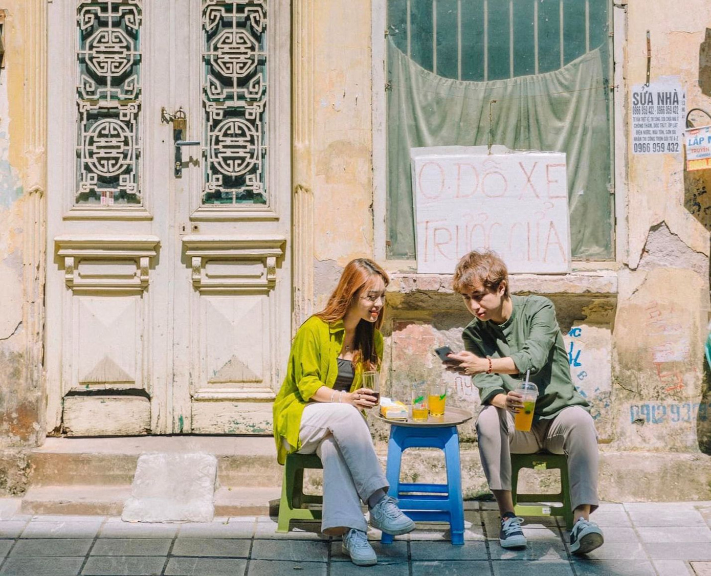 Theo Bùi Quang Thụy, khu phố cổ với 36 phố phường vốn là nơi tấp nập nhất của Thủ đô từ những ngày xa xưa. Và bây giờ vẫn thế, phố cổ là nơi lưu giữ "vị" Hà Nội đúng chuẩn nhất với những góc trà đá nhỏ "tưởng không đẹp mà đẹp không tưởng", là góc check in tưởng đơn giản mà lên ảnh đẹp ngỡ ngàng.