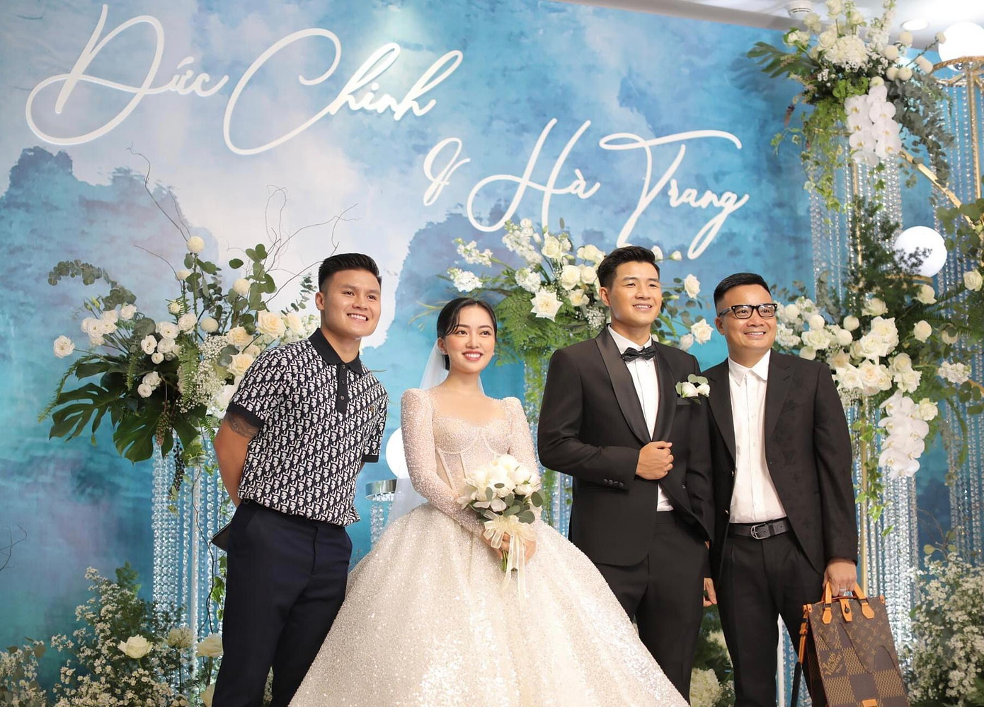 Sau khi tổ chức đám cưới tại Bắc Giang và Phú Thọ, Đức Chinh và Hà Trang tiếp tục làm lễ báo hỷ tại Hà Nội quy tụ đông đảo đồng nghiệp, bạn bè từ hai phía.