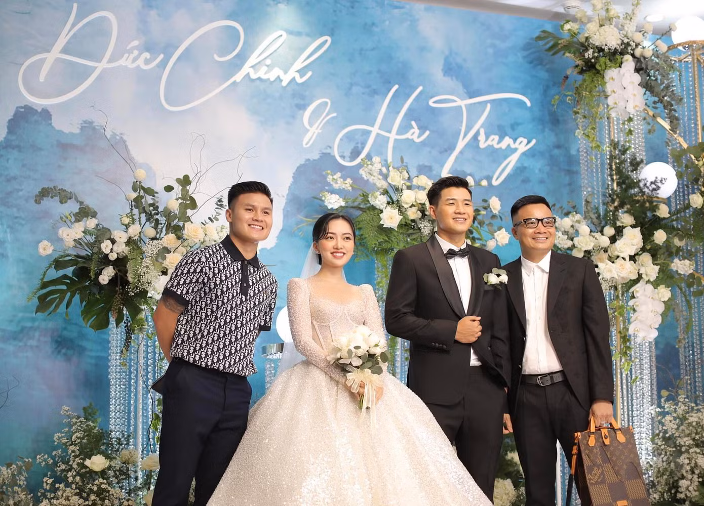 Sau khi tổ chức đám cưới tại Bắc Giang và Phú Thọ, Đức Chinh và Hà Trang tiếp tục làm lễ báo hỷ tại Hà Nội quy tụ đông đảo đồng nghiệp, bạn bè từ hai phía.