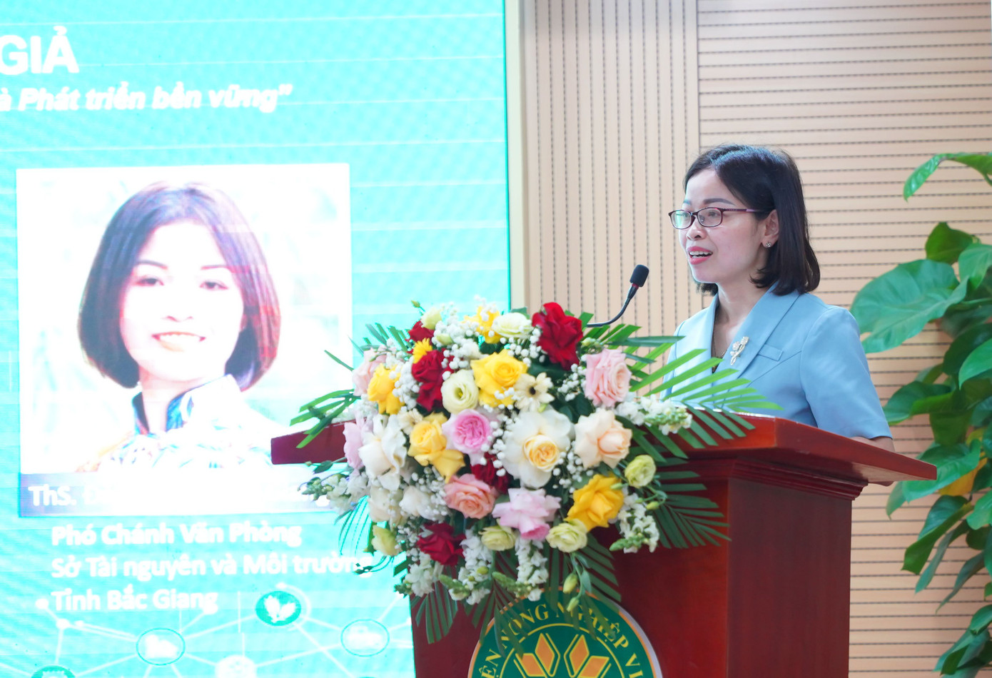 Các nhà khoa học báo cáo, trao đổi tại hội thảo. Các nhà khoa học báo cáo, trao đổi tại hội thảo.