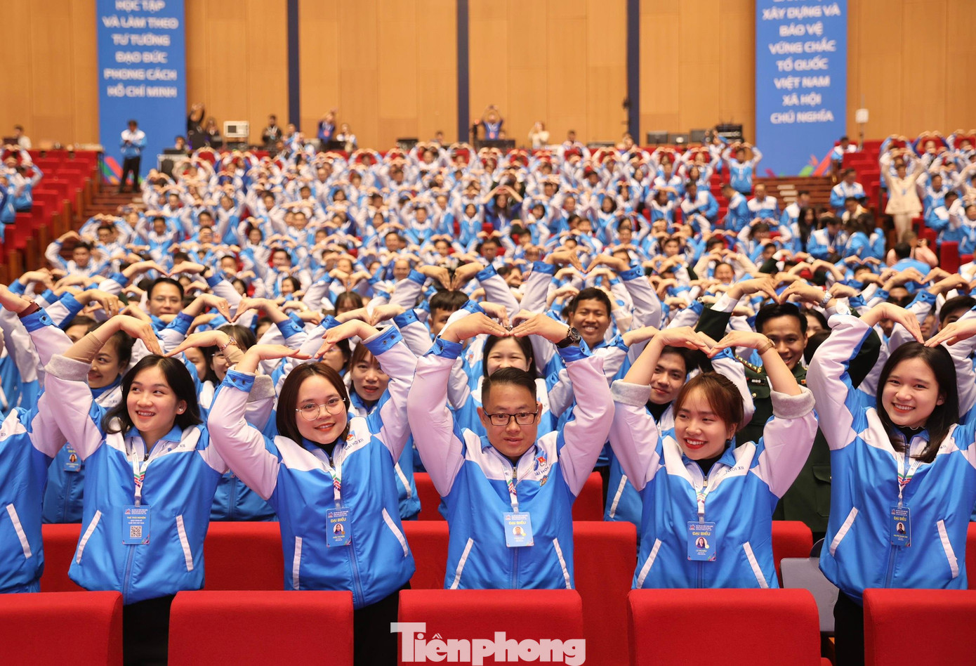 Các đại biểu sôi nổi tạo dáng hình trái tim bày tỏ tình yêu, khát vọng cống hiến của thanh niên Việt Nam. Ảnh: Như Ý