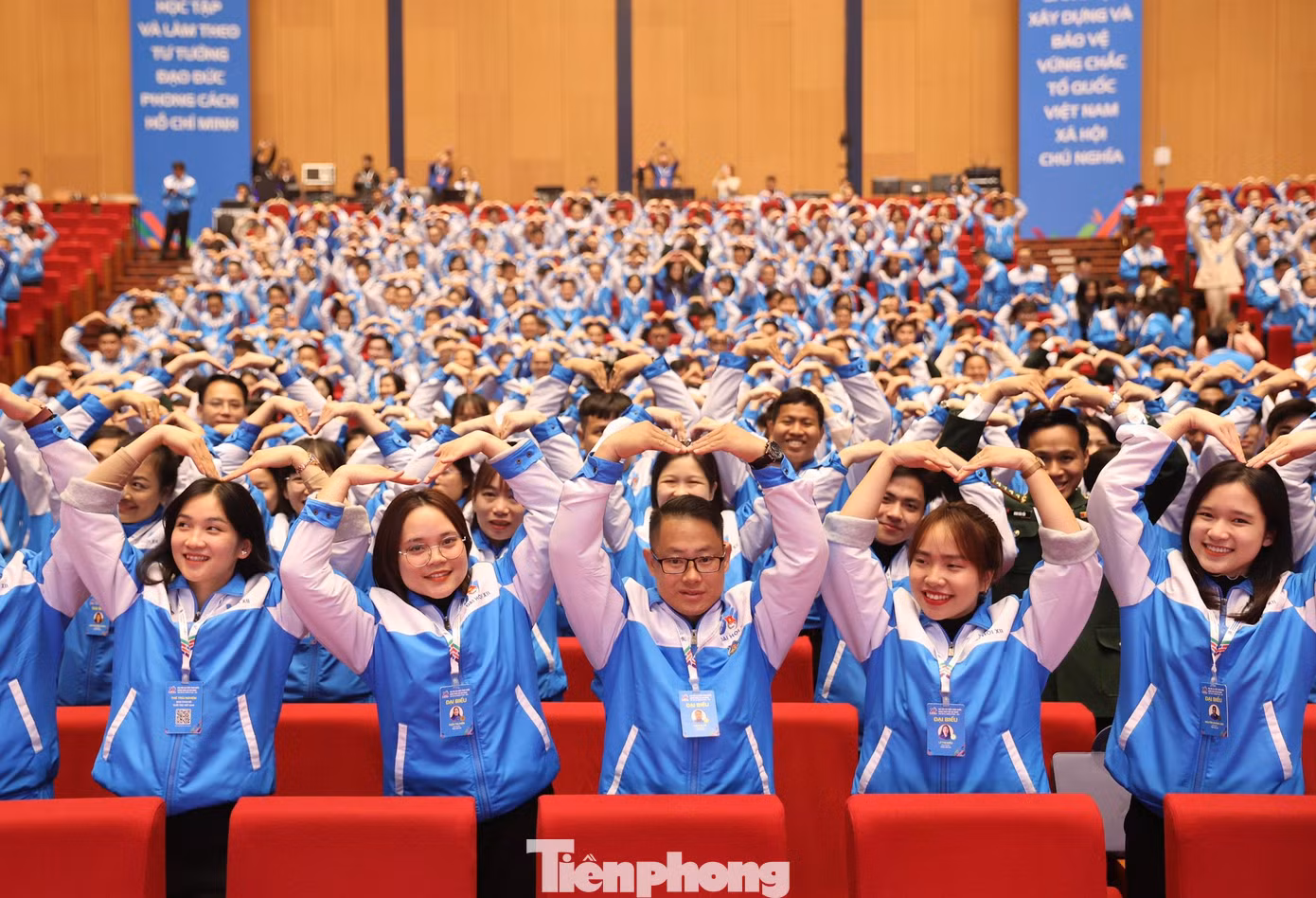 Các đại biểu sôi nổi tạo dáng hình trái tim bày tỏ tình yêu, khát vọng cống hiến của thanh niên Việt Nam. Ảnh: Như Ý