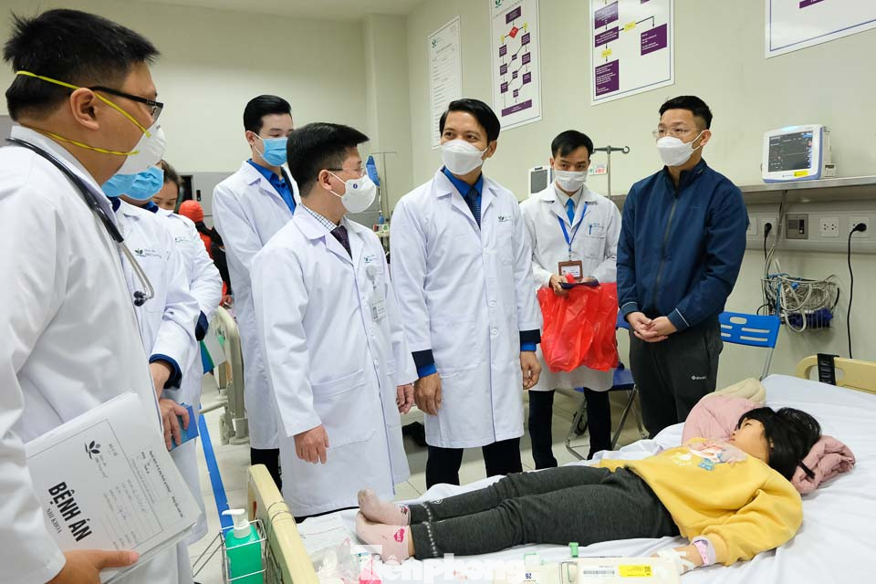 Tham dự chuyến thăm còn có đại diện lãnh đạo các Ban: Ban Đoàn kết tập hợp thanh niên T.Ư Đoàn, Ban Tuyên giáo T.Ư Đoàn, Thường trực Thành Đoàn Hà Nội, Đoàn khối các cơ quan T.Ư... Ảnh: Châu Linh