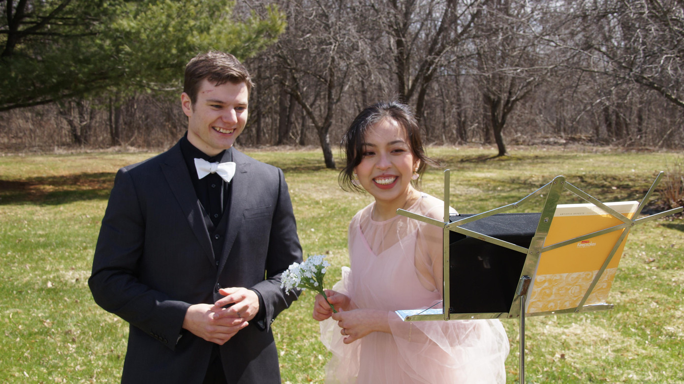 Phương cảm thấy hạnh phúc vì được bố mẹ hai bên ủng hộ, tạo điều kiện cho cô. Phương cảm thấy hạnh phúc vì được bố mẹ hai bên ủng hộ, tạo điều kiện cho cô.