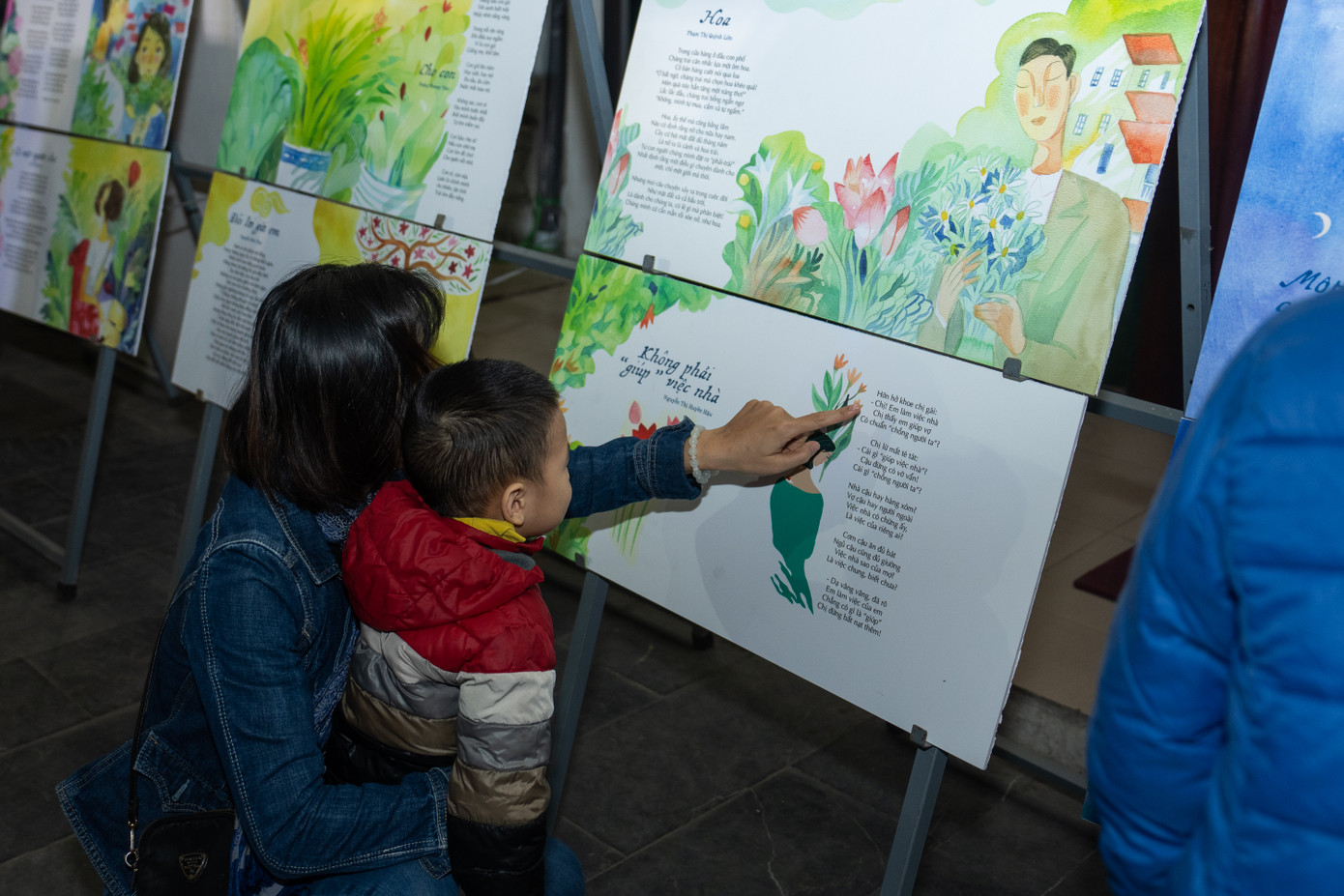 Triển lãm đã thu hút nhiều bạn trẻ và người dân tham quan.