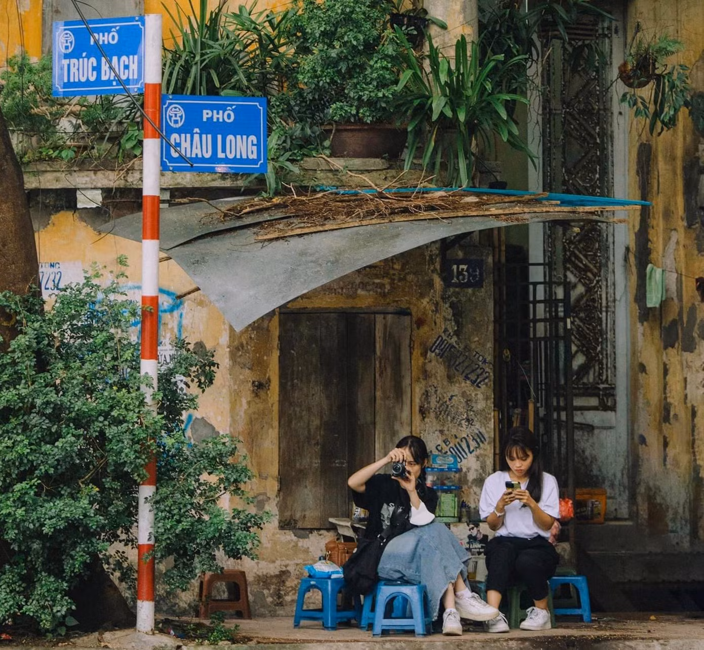 Bạn trẻ yêu thích sự giản dị vương chút màu "cũ kỹ", rêu phong của Hà Nội có thể tìm đến các quán trà đá trên phố cổ để chụp ảnh. Dưới bài đăng, rất nhiều bạn trẻ "thả tim" cho những bức ảnh này và không quên rủ nhau đi chụp ảnh check in. "Những góc trà đá này mang một vẻ đẹp hoài cổ và thanh khiết đến ngạc nhiên. Bình dân nhưng lại đậm chất cổ kính, từng góc nhỏ đều tỏa ra một vẻ đẹp không tưởng. Những tường gạch nứa cũ kỹ, những bộ bàn ghế đơn sơ nhưng thanh lịch, tất cả tạo nên không gian độc đáo và lãng mạn. Cảm giác như đang lạc vào thế giới cổ tích mà từng trang trại cổ không thể nào quên" là bình luận của một dân mạng.