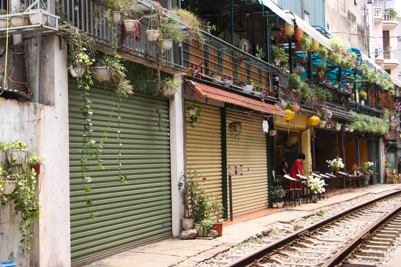 Dọc theo tuyến phố thi thoảng cũng bắt gặp một số quán cà phê không đủ chi phí để duy trì hoạt động kinh doanh nên đã đóng cửa và sang nhượng mặt bằng. Dọc theo tuyến phố thi thoảng cũng bắt gặp một số quán cà phê không đủ chi phí để duy trì hoạt động kinh doanh nên đã đóng cửa và sang nhượng mặt bằng.