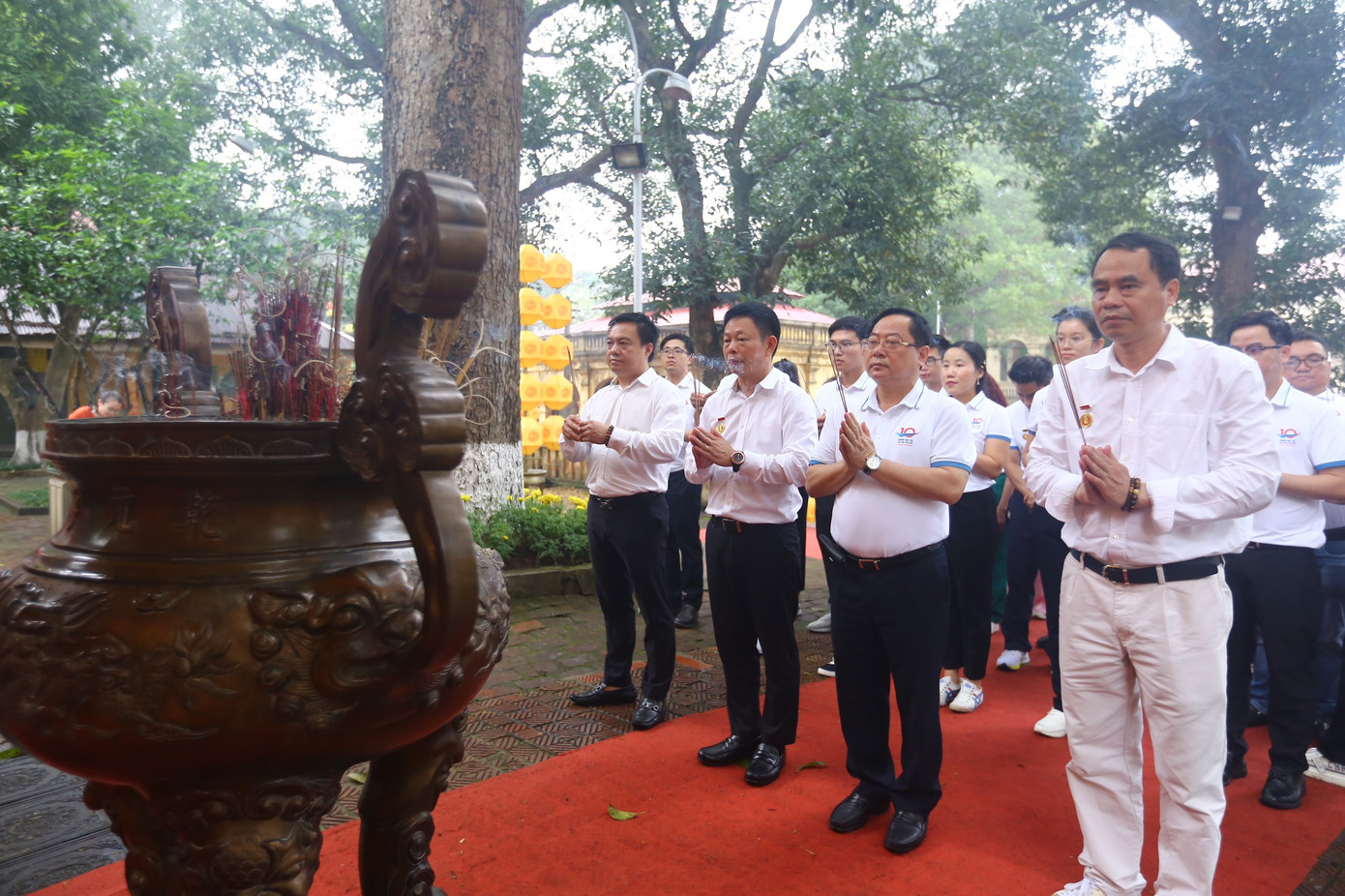 Đoàn tham quan thực hiện nghi lễ dâng hương.