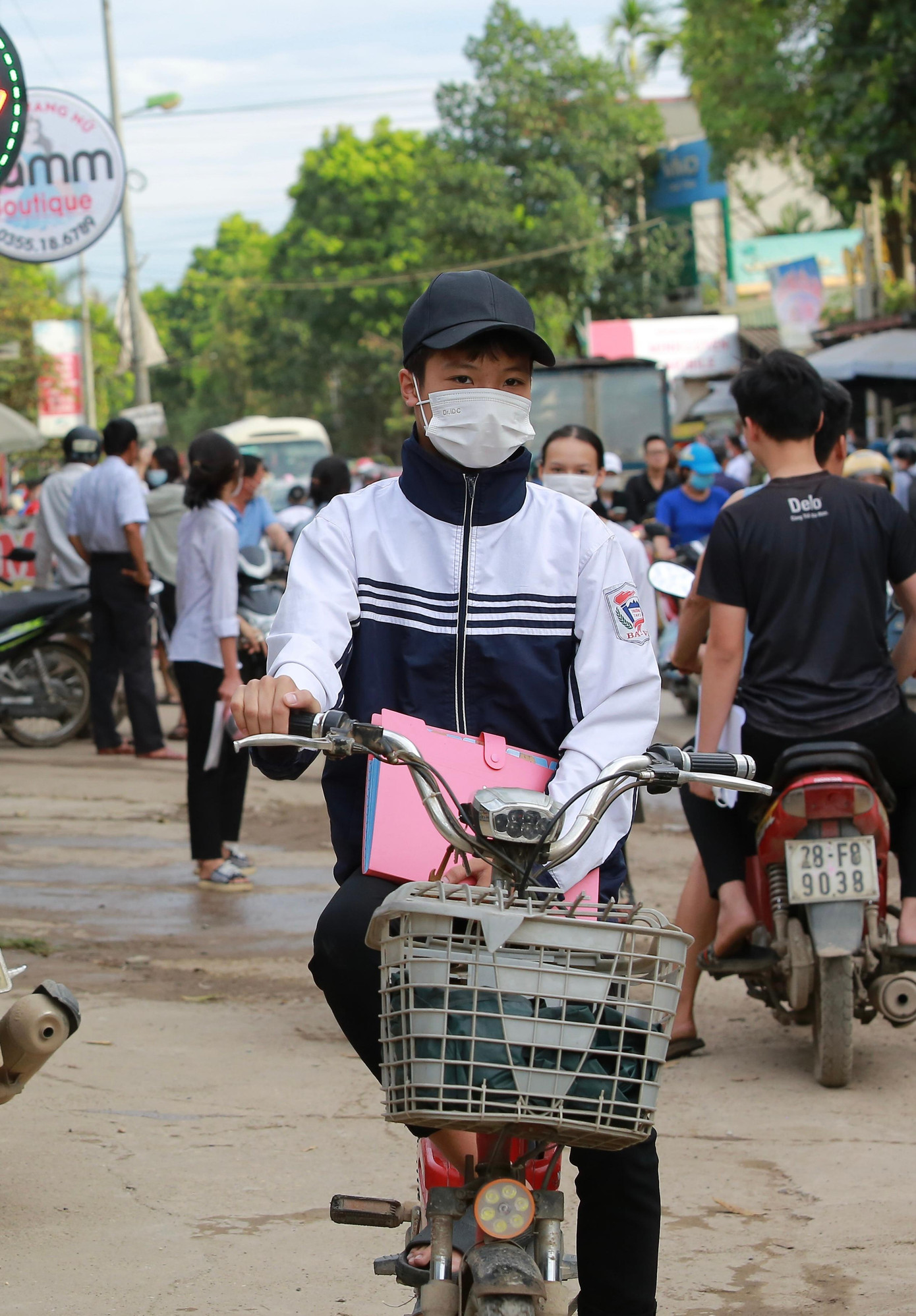 Em Nguyễn Tường Lâm ( Ba Vì, Hà Nội) cho biết: “Nhà em cách điểm thi khoảng 7km, em tự chuyển đến điểm thi bằng xe đạp điện vì không muốn bố mẹ đứng đợi 2 tiếng dưới cái nắng khắc nghiệt. Em tự tin mình có thể giành được điểm số ở mức khá để xét tuyển vào trường và không cảm thấy tủi thân khi phải tự đi thi”.