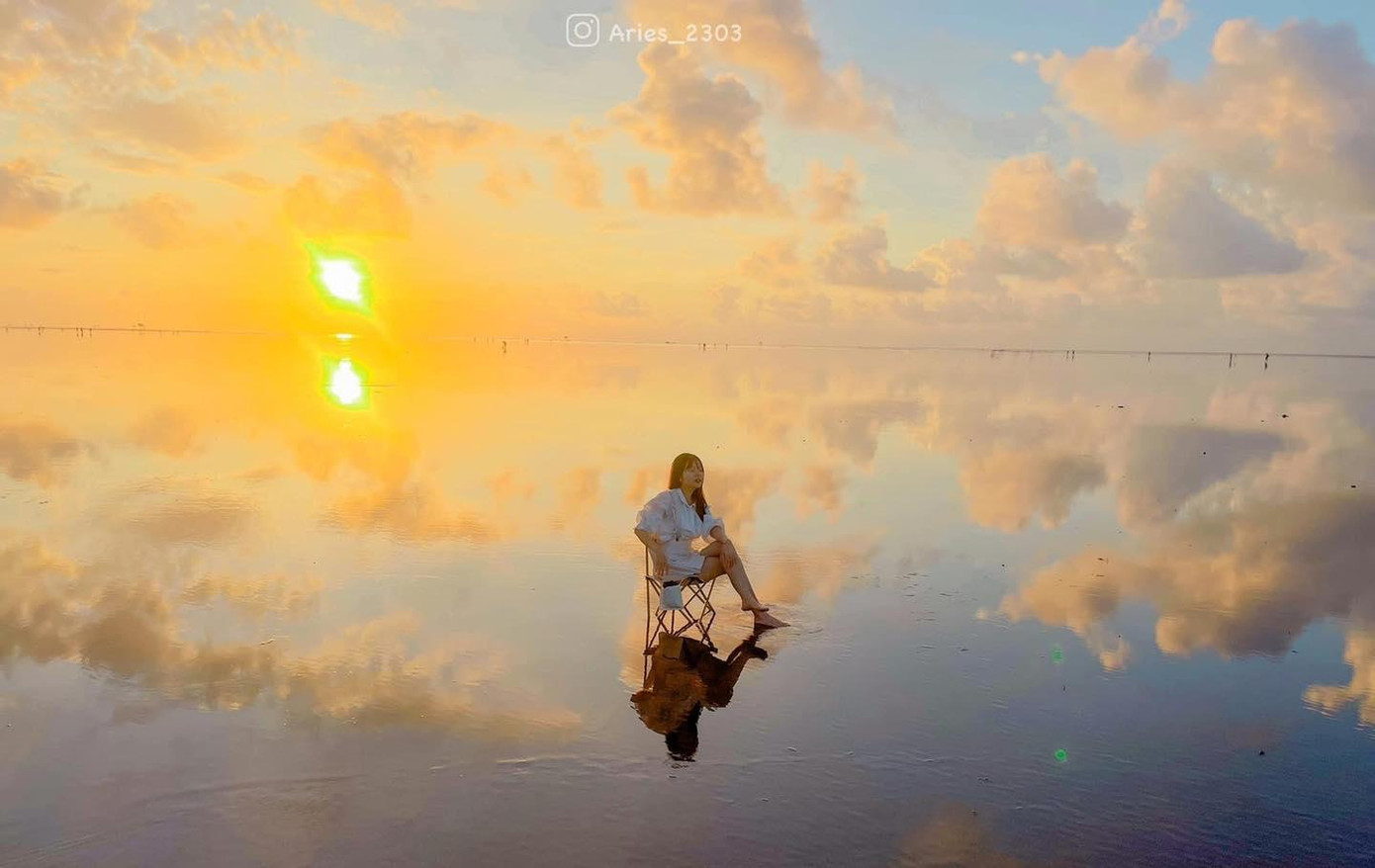 Chủ nhân của bức ảnh - Aries_2303 cho biết: &quot;Mọi người chỉ cần gõ trên Google map “biển vô cực” và đi theo sẽ đến được điểm gửi xe. Các bạn nên có mặt ở đây lúc 3 - 4h sáng, đi bộ (đường bùn đất) 3 - 4km thì sẽ ra được điểm ngắm bình minh. Lưu ý, các bạn nên mang ghế theo để ngồi và dọn rác trước khi ra về nhé&quot;. Ảnh: Aries_2303