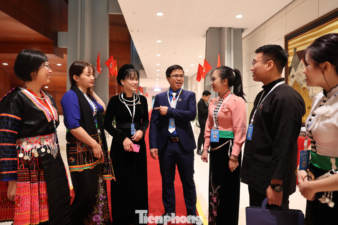 Các đại biểu dân tộc giao lưu, chia sẻ trước khi bước vào phiên trọng thể Đại hội. Ảnh: Như Ý Các đại biểu dân tộc giao lưu, chia sẻ trước khi bước vào phiên trọng thể Đại hội. Ảnh: Như Ý