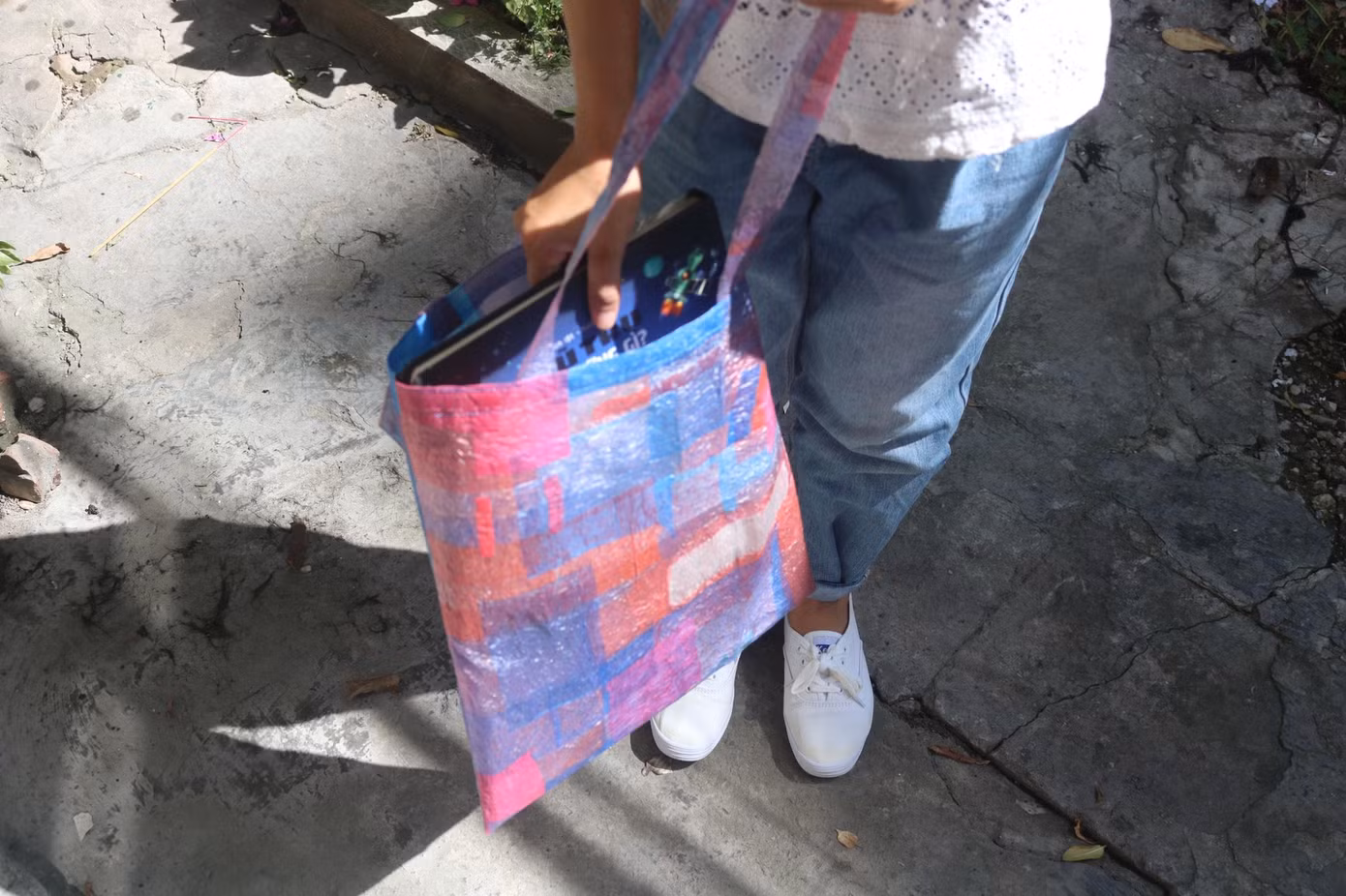 Túi được làm từ nilon có thể đựng được đồ dùng từ 5 đến 7kg. Túi được làm từ nilon có thể đựng được đồ dùng từ 5 đến 7kg.
