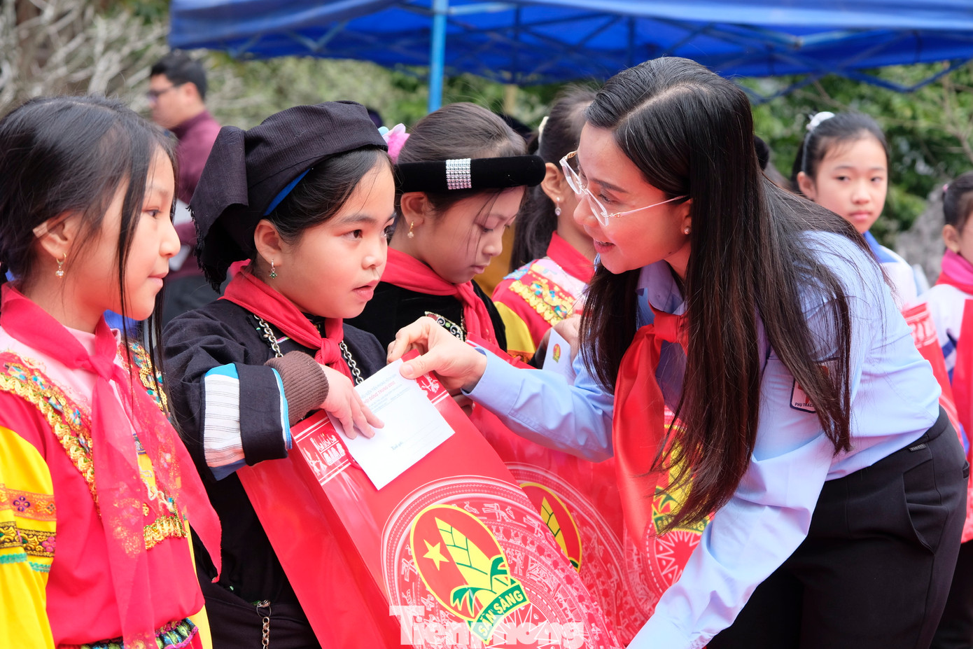 Chị Nguyễn Phạm Duy Trang trao quà cho các đội viên. - Ảnh: Châu Linh Chị Nguyễn Phạm Duy Trang trao quà cho các đội viên. - Ảnh: Châu Linh