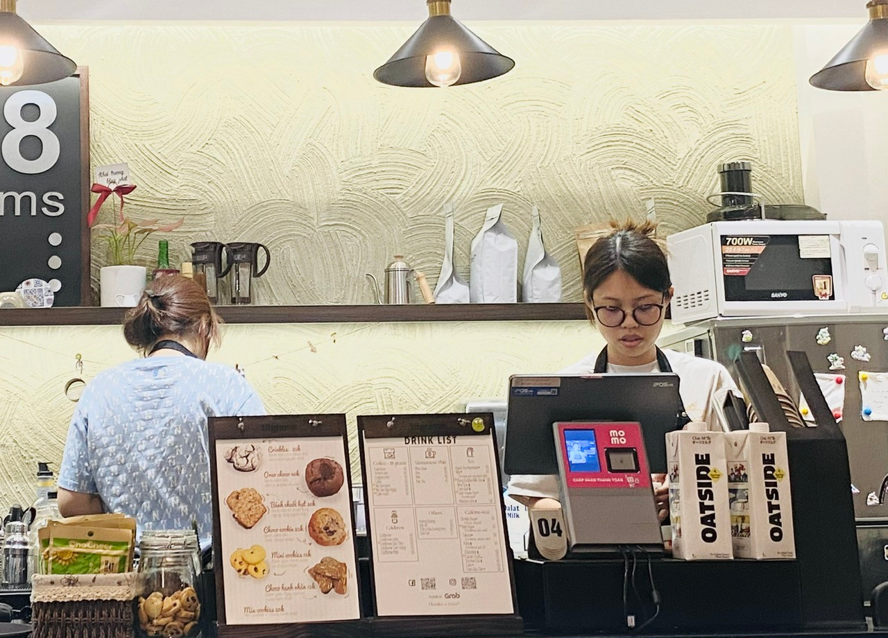 Thông tin về việc siết giờ làm thêm của sinh viên (không quá 20 giờ/tuần) đang thu hút dư luận xã hội những ngày qua. - Ảnh minh hoạ: Diệu Nhi Thông tin về việc siết giờ làm thêm của sinh viên (không quá 20 giờ/tuần) đang thu hút dư luận xã hội những ngày qua. - Ảnh minh hoạ: Diệu Nhi