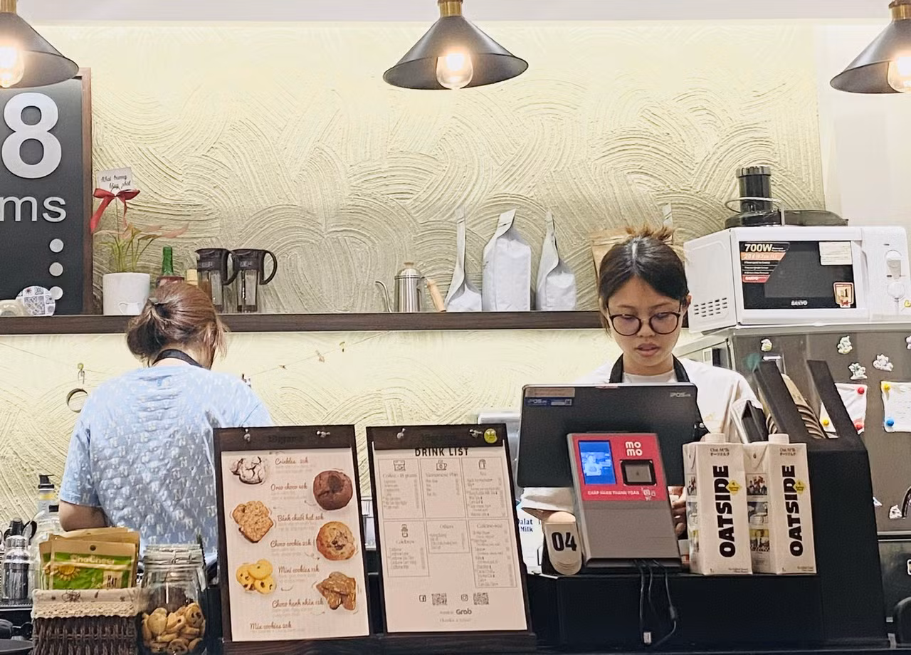 Thông tin về việc siết giờ làm thêm của sinh viên (không quá 20 giờ/tuần) đang thu hút dư luận xã hội những ngày qua. - Ảnh minh hoạ: Diệu Nhi