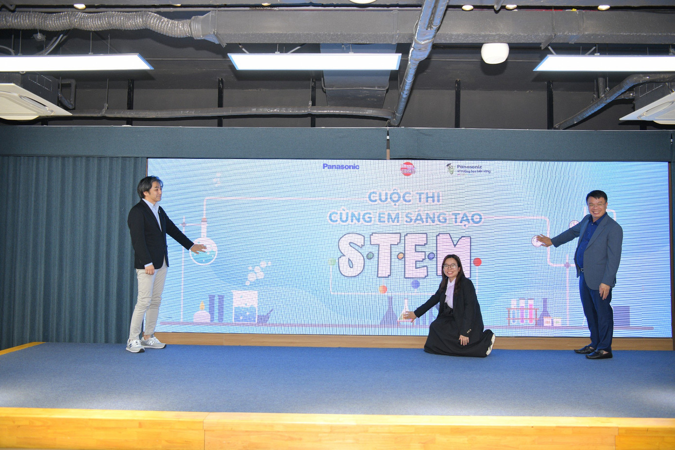 Nhà báo Nguyễn Phan Khuê - Tổng Biên tập báo Thiếu niên Tiền phong và Nhi đồng (ngoài cùng bên phải), ông Oka Hiroyuki - Giám đốc công ty Panasonic Việt Nam và đại diện Ban giám khảo thực hiện nghi thức khởi động cuộc thi “Cùng em sáng tạo STEM"
