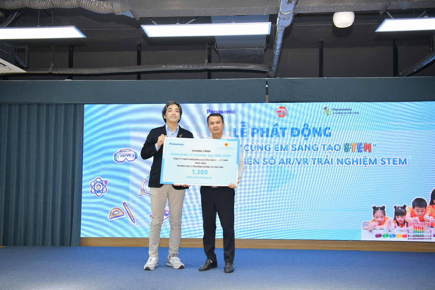 Ông Oka Hiroyuki - Giám đốc Công ty Panasonic Việt Nam (bên trái) trao biểu trưng đèn khử khuẩn tia UV cho đại diện Bộ Giáo dục và Đào tạo.