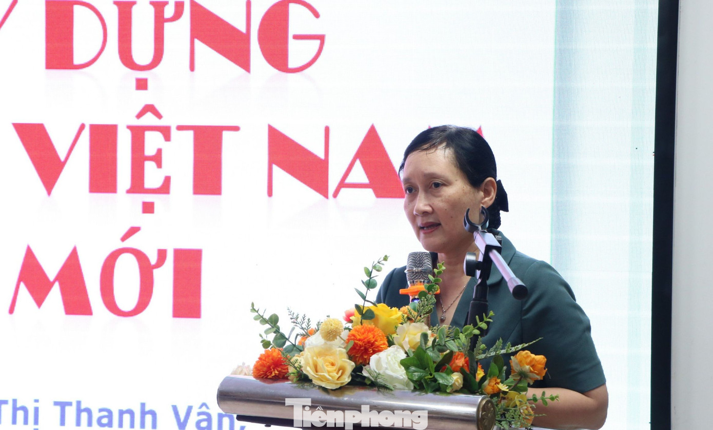 ThS Hà Thị Thanh Vân - Phó Giám đốc Học viện Phụ nữ Việt Nam tham luận tại chương trình.