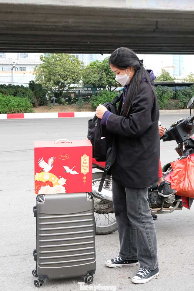 Đối với nhiều bạn trẻ, Tết là dịp để thể hiện tình cảm, sự quan tâm của mình đối với ông bà, cha mẹ và những người thân yêu. Vì thế, khi trở về nhà sau thời gian dài đi học đi làm ở thành phố, bên cạnh kế hoạch vui Tết cho bản thân, các bạn trẻ cũng luôn có những món quà ý nghĩa và bất ngờ dành cho người thân.