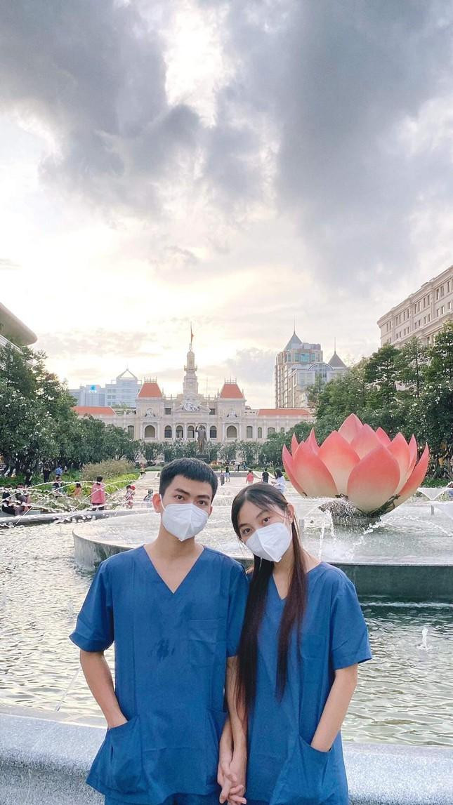 Mặc dù cùng nhau tham gia công tác phòng chống dịch nhưng cả Mơ và Vương đều không làm việc một nơi. Mơ làm tình nguyện viên tại một trạm y tế ở Q. Bình Tân, còn Vương lại hỗ trợ tại trạm y tế lưu động Q. Bình Thạnh và quận 12, đa phần là trò chuyện trên mạng xã hội, chỉ khi có cơ hội cả hai mới có thể gặp mặt nhau.