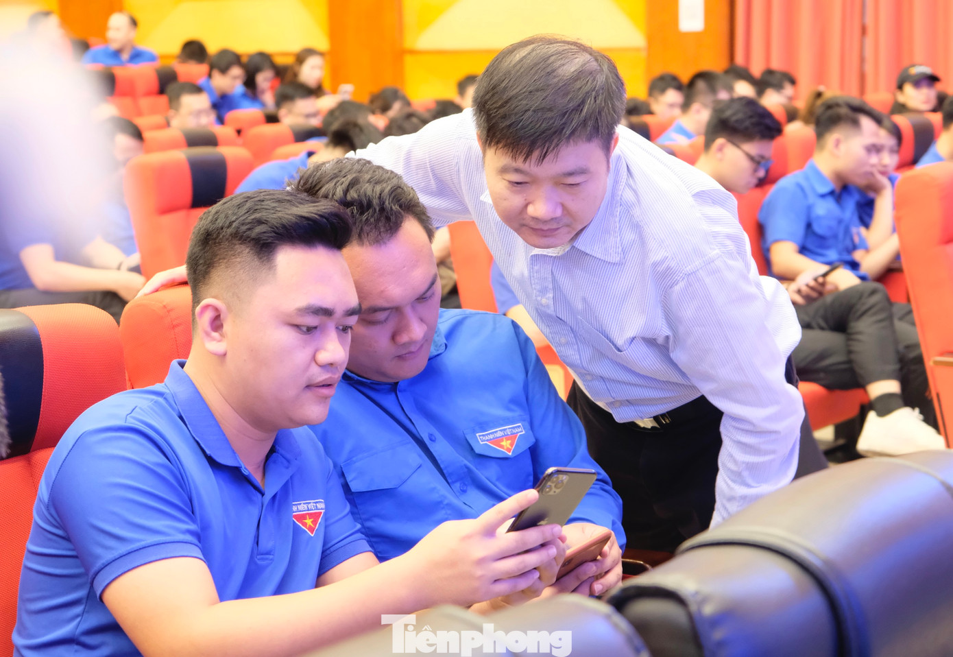 Anh Nguyễn Tường Lâm và ông Ngọ Văn Khuyến trực tiếp theo dõi cán bộ Đoàn cơ sở dự thi. Ảnh: C.Linh Anh Nguyễn Tường Lâm và ông Ngọ Văn Khuyến trực tiếp theo dõi cán bộ Đoàn cơ sở dự thi. Ảnh: C.Linh