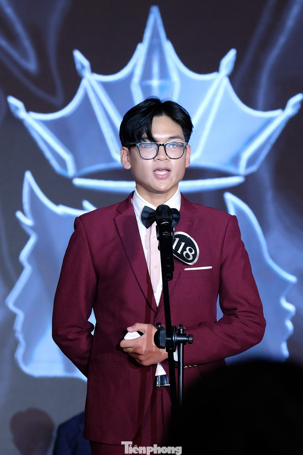 Nam sinh Nguyễn Mạnh Dương gây ấn tượng với ban giám khảo khi trả lời câu hỏi ứng xử.