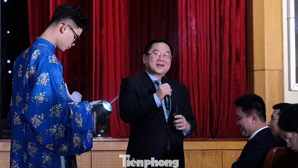 Nhà báo Lê Xuân Sơn - Tổng Biên tập báo Tiền Phong chia sẻ tại đêm chung kết cuộc thi.