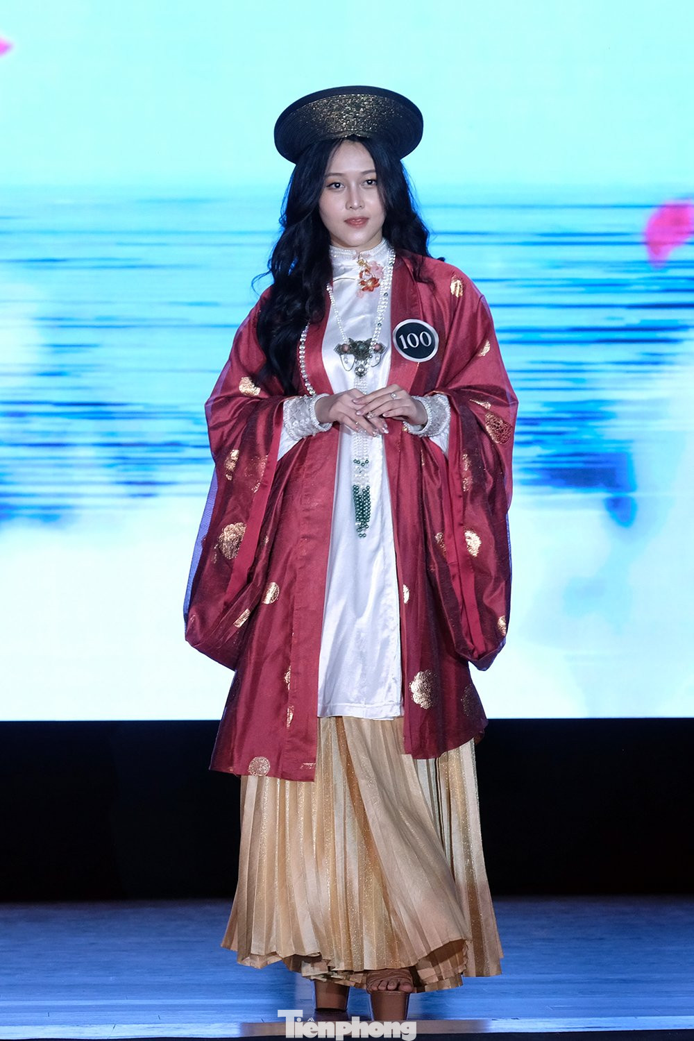 Thí sinh Nguyễn Thị Huyền Trang sải bước catwalk trên sân khấu đầy tự tin với thần thái cuốn hút. Cô bạn đạt giải thí sinh nữ được yêu thích nhất tại đêm chung kết "Mr&amp;Miss Bach Khoa 2022".