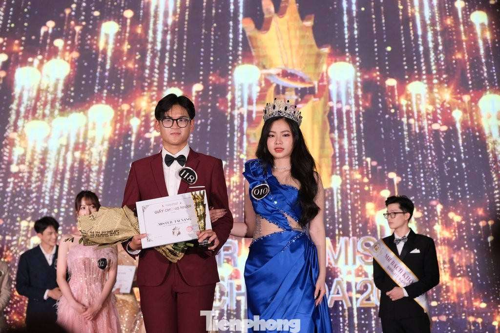 Quán quân cuộc thi “Mr&amp;Miss Bach Khoa 2022” Nguyễn Mạnh Dương và Phi Diệu Linh.