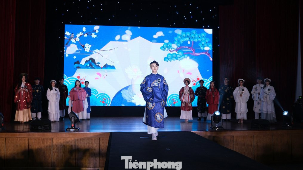 16 thí sinh trình diễn cổ phục.