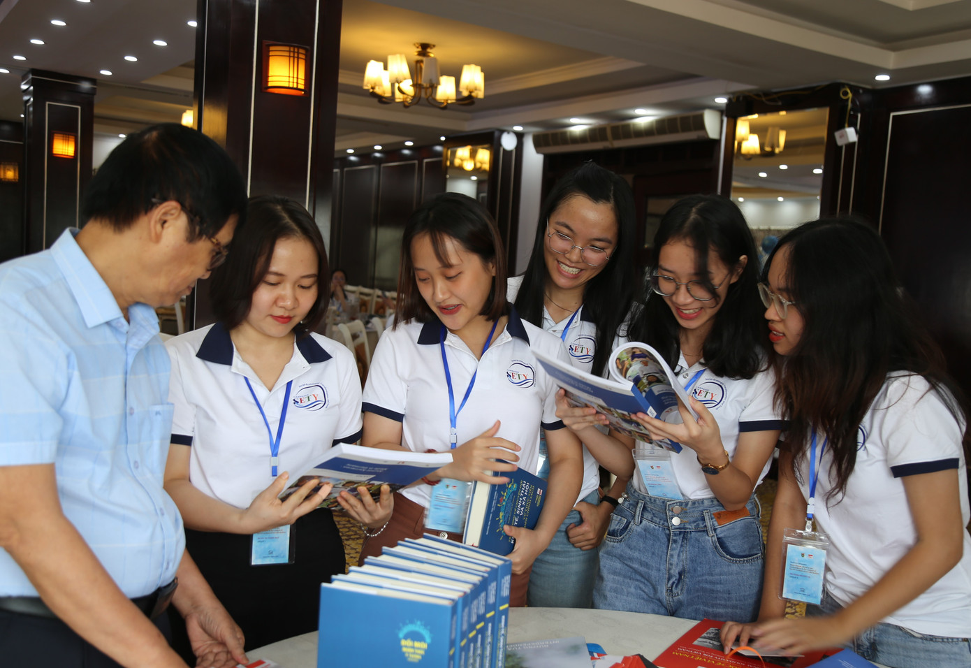 Các hoạt động khuyến khích tinh thần nghiên cứu về chuyển đổi sinh thái gắn với môi trường biển cho sinh viên. Các hoạt động khuyến khích tinh thần nghiên cứu về chuyển đổi sinh thái gắn với môi trường biển cho sinh viên.