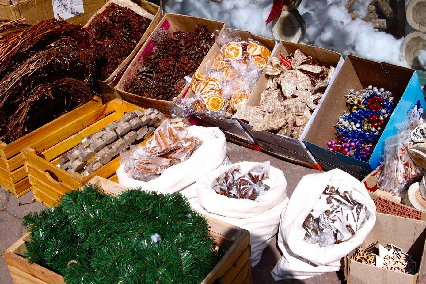 Bạn Nguyễn Thị Hồng (SN 1993, chủ một cửa tiệm ở phố Tôn Thất Tùng) chia sẻ: “Quán của tôi từ khi bày bán đồ Noel có vẻ đông khách hơn ngày thường. Do học sinh học online nên cũng có xu hướng mua đồ để trang trí sớm hơn mọi năm. Đồ trang trí quán bày bán chủ yếu là cam, quế, cành cây. Tôi hướng tới phong cách decor Noel rustic, thân thiện với môi trường, gần gũi, không quá màu sắc sặc sỡ. Tất cả đồ trang trí ở quán đều do tôi và các bạn nhân viên tự trang trí và tận dụng hết mọi thứ có sẵn để làm phụ liệu trang trí như thân cây để làm vòng nguyệt quế hay cây thông mini…”.