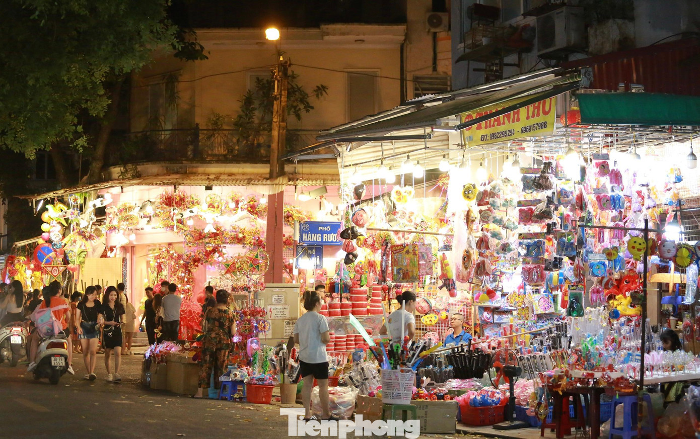 Đa dạng các mặt hàng được bày bán tại phố Hàng Mã dịp Trung thu như đèn ông sao, đèn lồng, trống ếch, mặt nạ... Ngoài ra, để phục vụ nhu cầu chụp ảnh của du khách, một cửa hàng đã chi tiền triệu để trang trí tiểu cảnh, thu tiền mỗi lượt chụp với giá 100.000 đồng/lượt.