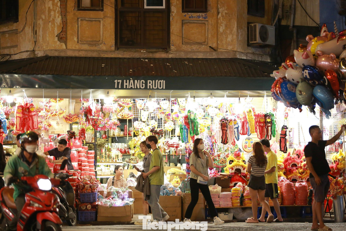 Phố Hàng Mã là phố kinh doanh đa dạng mặt hàng tùy vào thời điểm trong năm. Đặc biệt vào các dịp lễ, nơi đây luôn thu hút đông đúc du khách ghé thăm.