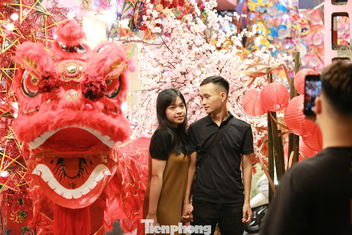 Nhiều cặp đôi trẻ cũng tới đây đi dạo và chụp ảnh.