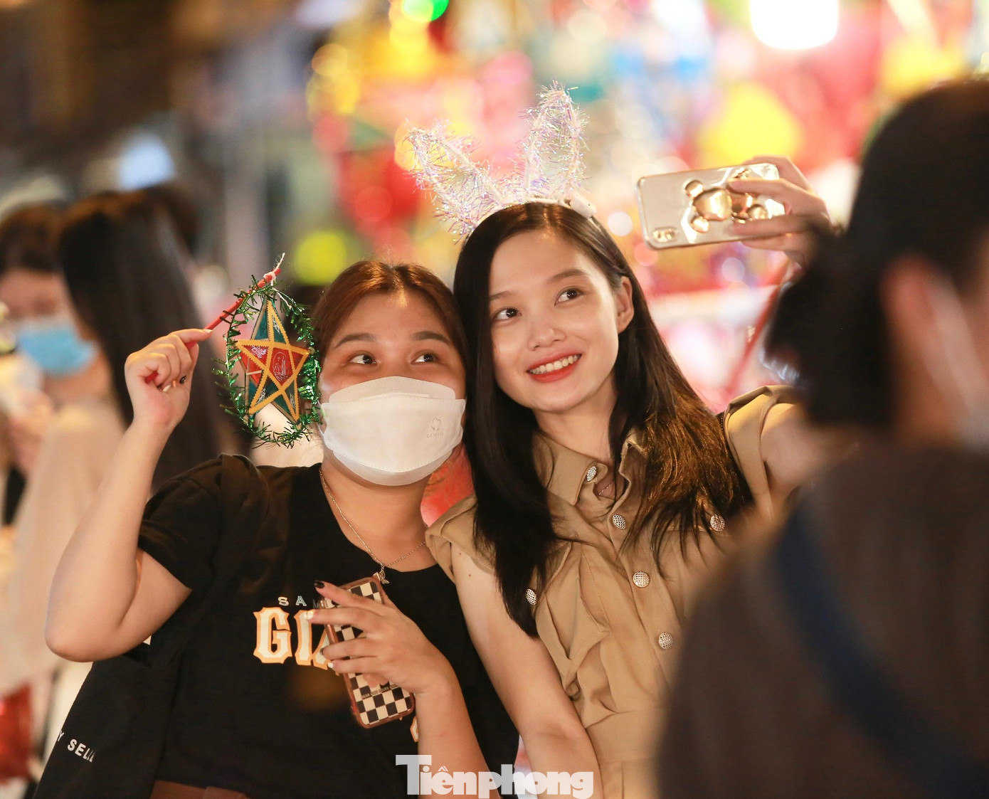 Chia sẻ với Tiền Phong, bạn Miu My (21 tuổi, sống ở Hà Nội) nói: &quot;Cứ mỗi dịp lễ Tết hay Trung thu, phố Hàng Mã lại &quot;chuyển mình&quot;, khoác lên màu sắc đặc trưng khiến con phố trở nên lung linh và đẹp hơn bao giờ hết. Mình biết đến phố Hàng Mã qua những bài chia sẻ trên mạng xã hội, thấy bạn bè đăng ảnh &quot;sống ảo&quot; tại đây rất đẹp nên mình cũng muốn lưu giữ lại kỷ niệm trước thềm Trung thu năm nay&quot;.