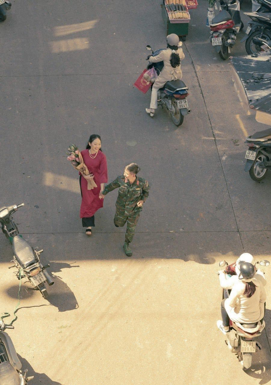 Chị Hồng tâm sự, yêu chàng quân nhân không dễ chút nào. Có những lúc buồn và khó khăn, đi đâu làm gì cũng chỉ có một mình, nhiều khi nhớ nhau lắm nhưng cũng không thể gặp hay gọi điện cho nhau. &quot;Sau cùng, bằng sự chân thành của &quot;chú&quot; và lời hứa sẽ cùng nhau cố gắng nên tụi mình đã quay lại bên nhau”, chị Hồng nói.