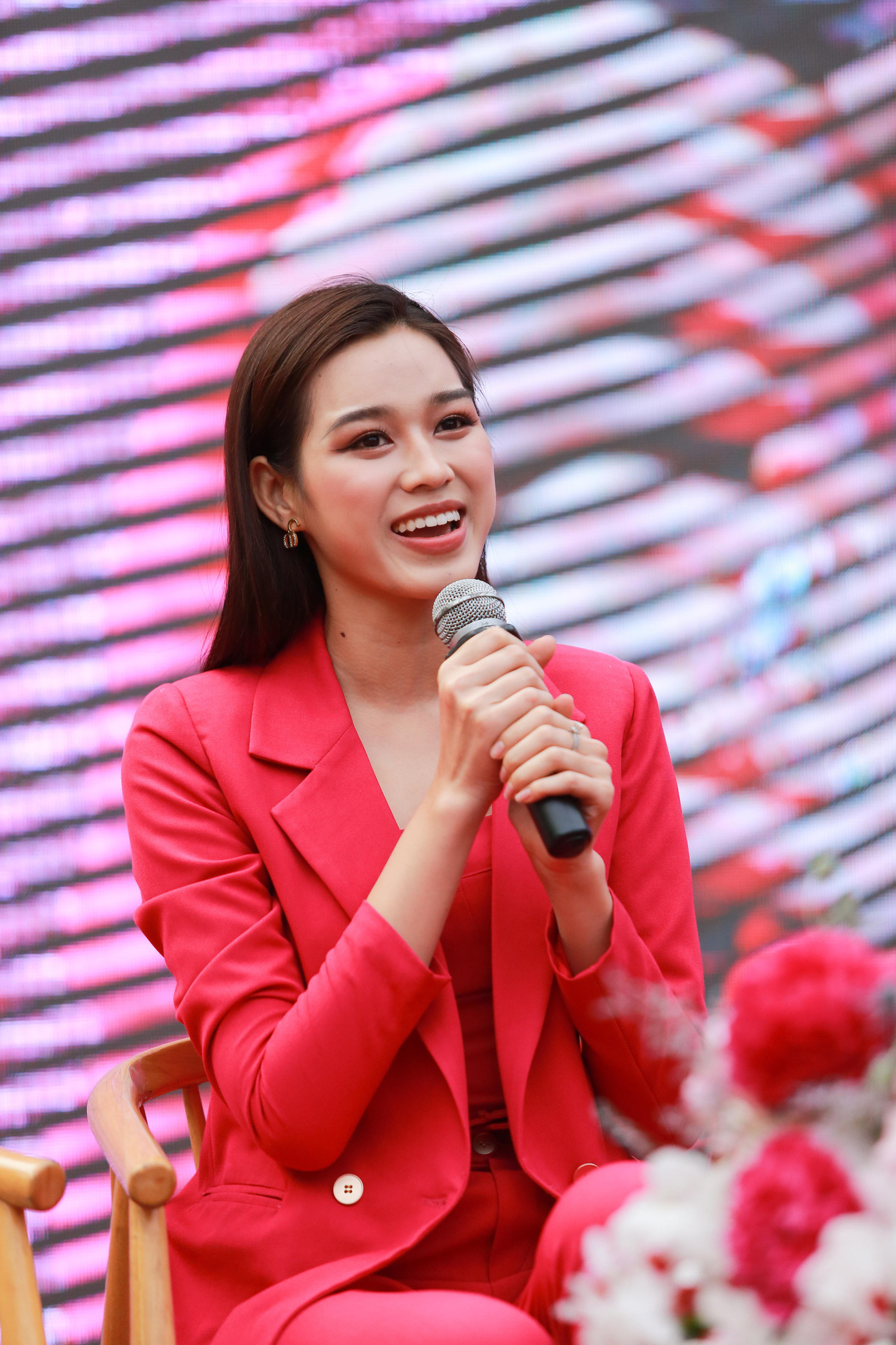 Tại diễn đàn, hoa hậu Đỗ Thị Hà mở đầu phần chia sẻ bằng cách nói về áp lực của chính bản thân khi bị so sánh với bạn học thời cấp 2.