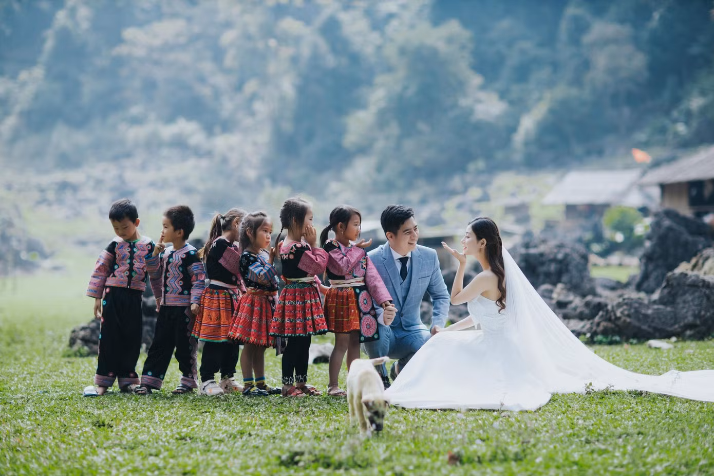 Chàng trung úy trẻ ngày càng được nhiều người biết đến qua dự án "Nuôi em Mộc Châu". Bộ ảnh cưới cũng xuất phát từ câu chuyện xúc động mà anh đem đến với các em nhỏ người Mông.