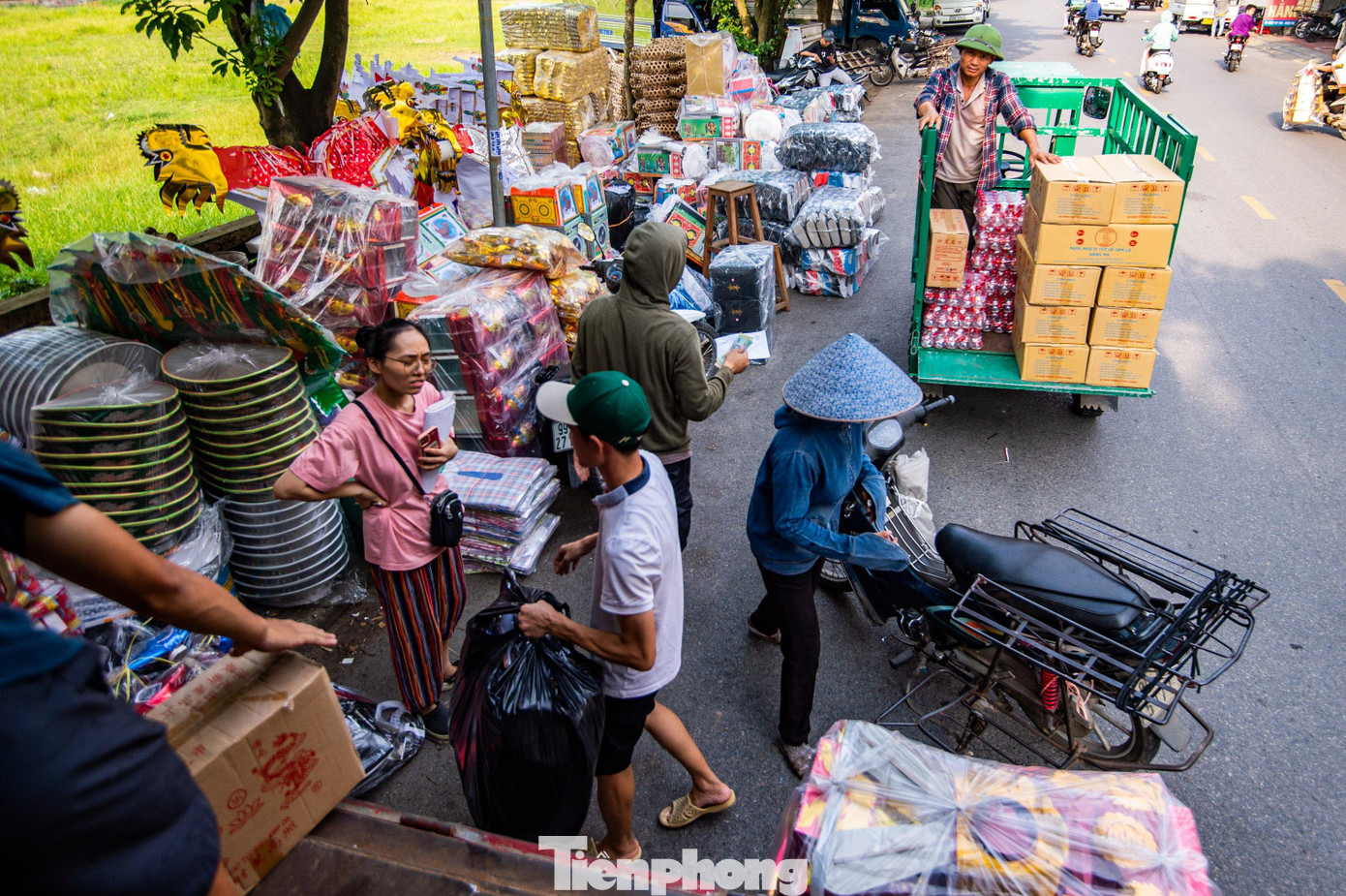 Khi đến làng vàng mã Song Hồ vào những ngày này, nhiều người sẽ được chứng kiến cảnh mua bán, vận chuyển luôn nhộn nhịp từ sáng đến tối.