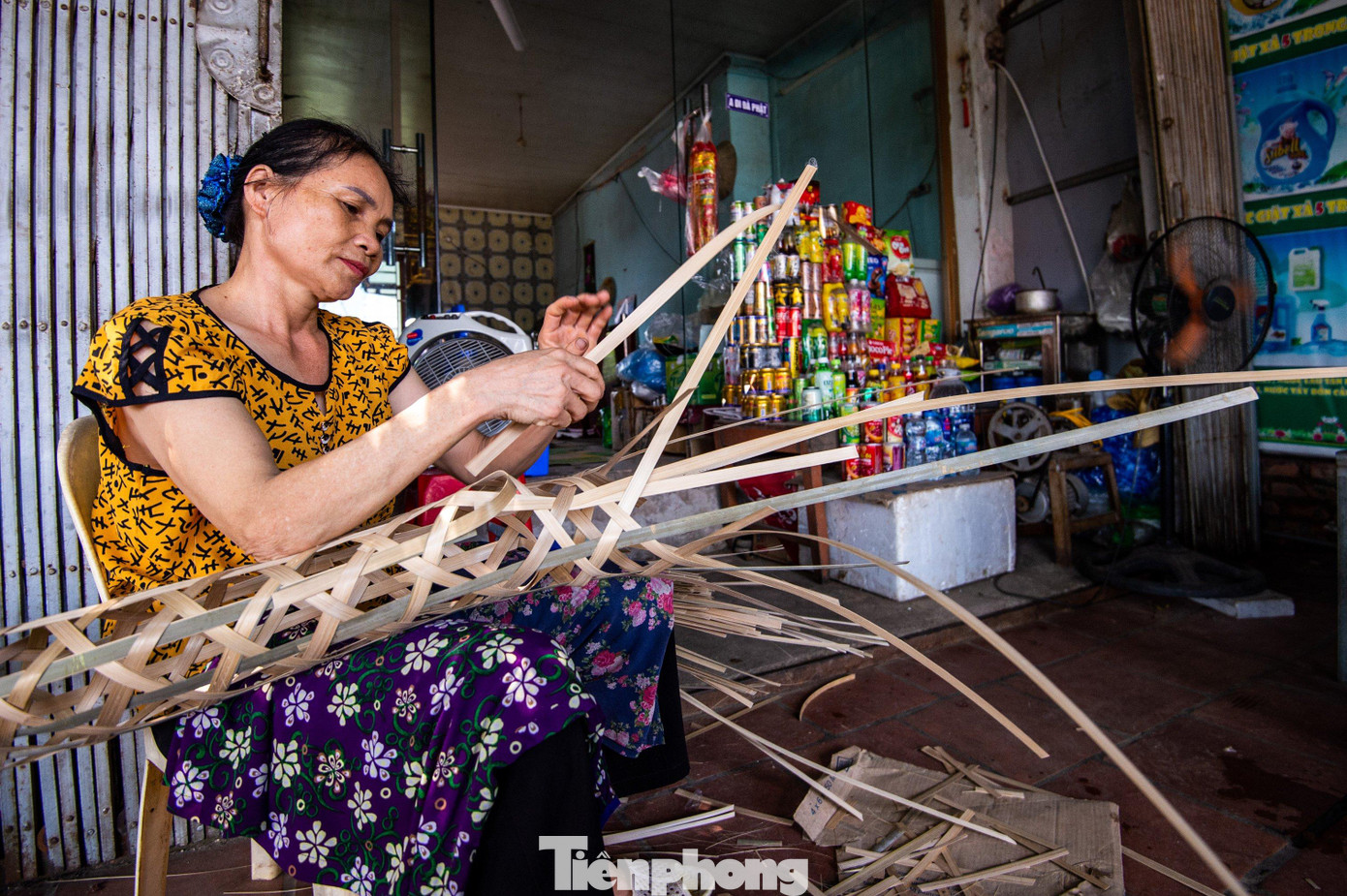 Dù không chuyên về sản xuất vàng mã, lúc rãnh rỗi, bà Nguyễn Thị Thủy (60 tuổi) vẫn nhận làm phần khung thô để chuyển cho các hộ sản xuất. Điều này đã góp phần tạo thêm thu nhập cho người dân xã Song Hồ nói riêng và kinh tế xã nói chung.